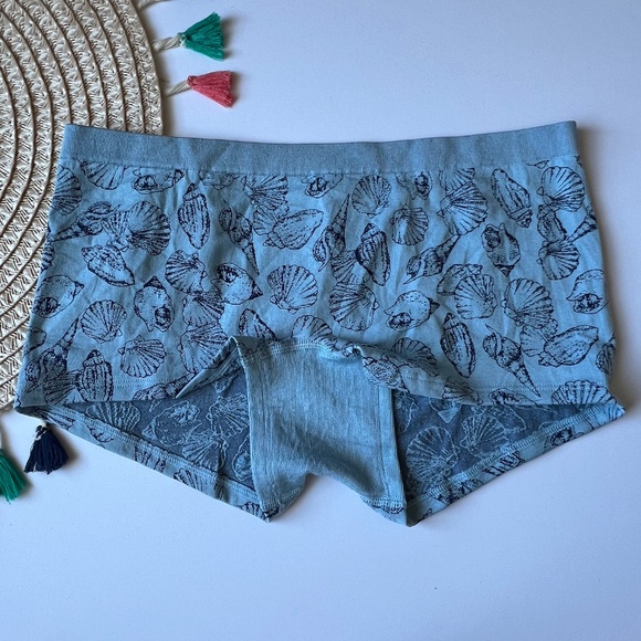 Victoria's Secret Seamless Boyshort Panty Blue Seashells Medium NEW - Picture 1 of 3